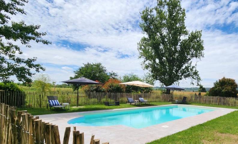 Hôtel pour 2 personnes, avec Terrasse et Jardin ainsi que Piscine et Vue à Lisle-sur-Tarn
