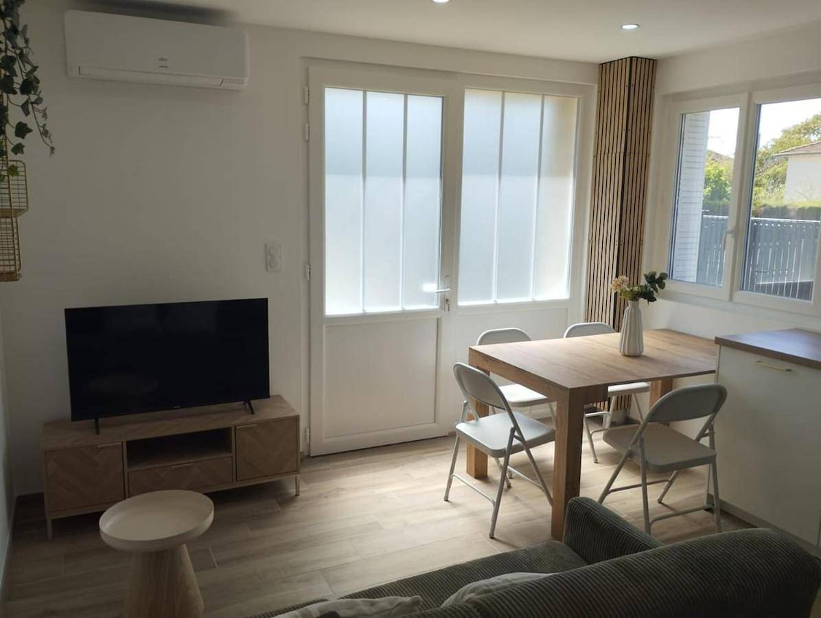 Appartement entier, One-Bedroom Apartment in Saint-Maurice-l'Exil, Région de Vienne