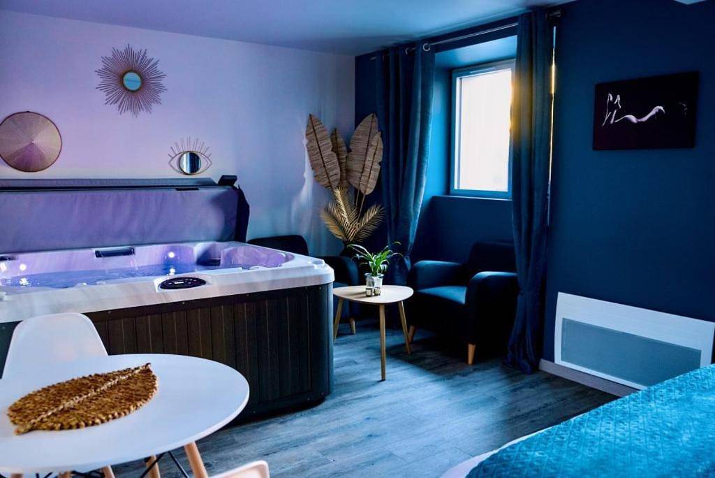 L'Evasion chambre Laos avec Jacuzzi privatif in Prinquiau, Vallée de la Loire