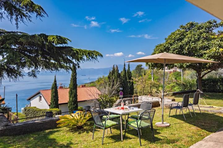 Ferienwohnung für 4 Personen, mit Meerblick und Terrasse sowie Kinderpool in Kostrena