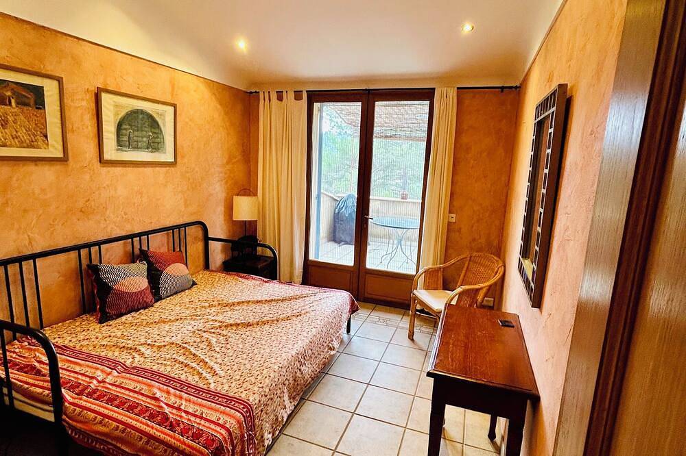 Provence guest house with panoramic views - 2 bedrooms & balcony overlooking the lake in Esparron-de-Verdon, Verdon Regional Natural Park