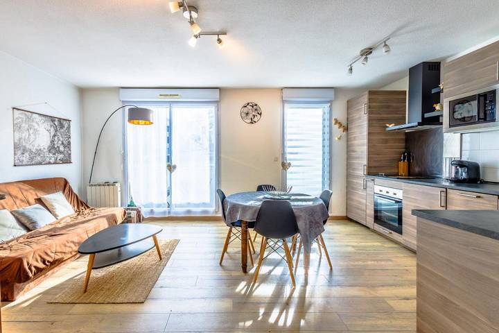 Appartement de vacances pour 6 personnes, avec piscine ainsi que terrasse et vue