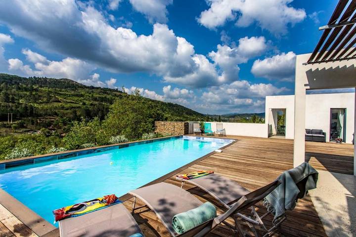 Location de vacances pour 8 personnes, avec Balcon et Jacuzzi ainsi que Terrasse et Jardin à Couiza