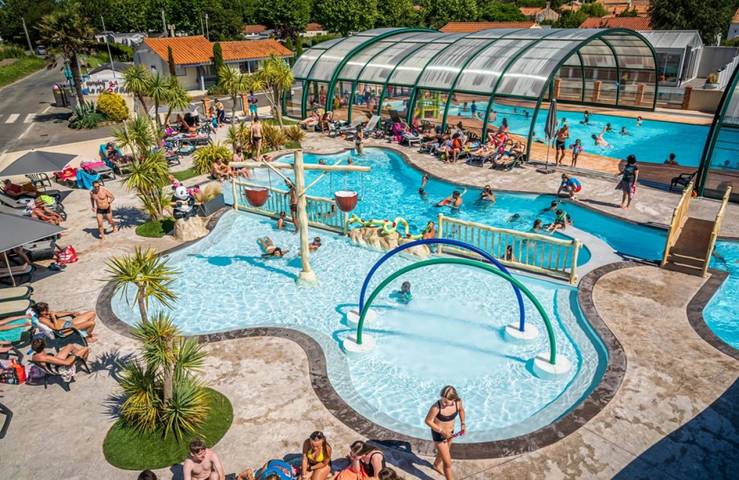 Camping pour 4 personnes, avec piscine ainsi que terrasse et bassin pour enfant à Olonne-sur-Mer