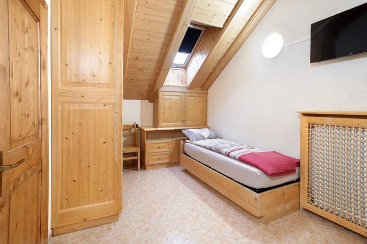 Hel lejlighed, Apartment 'Gemma' with Mountain View, Shared Garden and Wi-Fi in Livigno (Town), Livigno