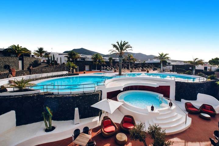 Hôtel pour 10 personnes, avec Jacuzzi et Terrasse ainsi que Jardin et Piscine