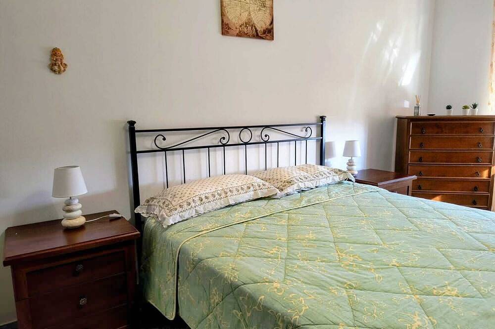 Apartamento entero, In the center of Ciampino, 10 minutes from the train station and airport in Ciampino, Castelli Romani
