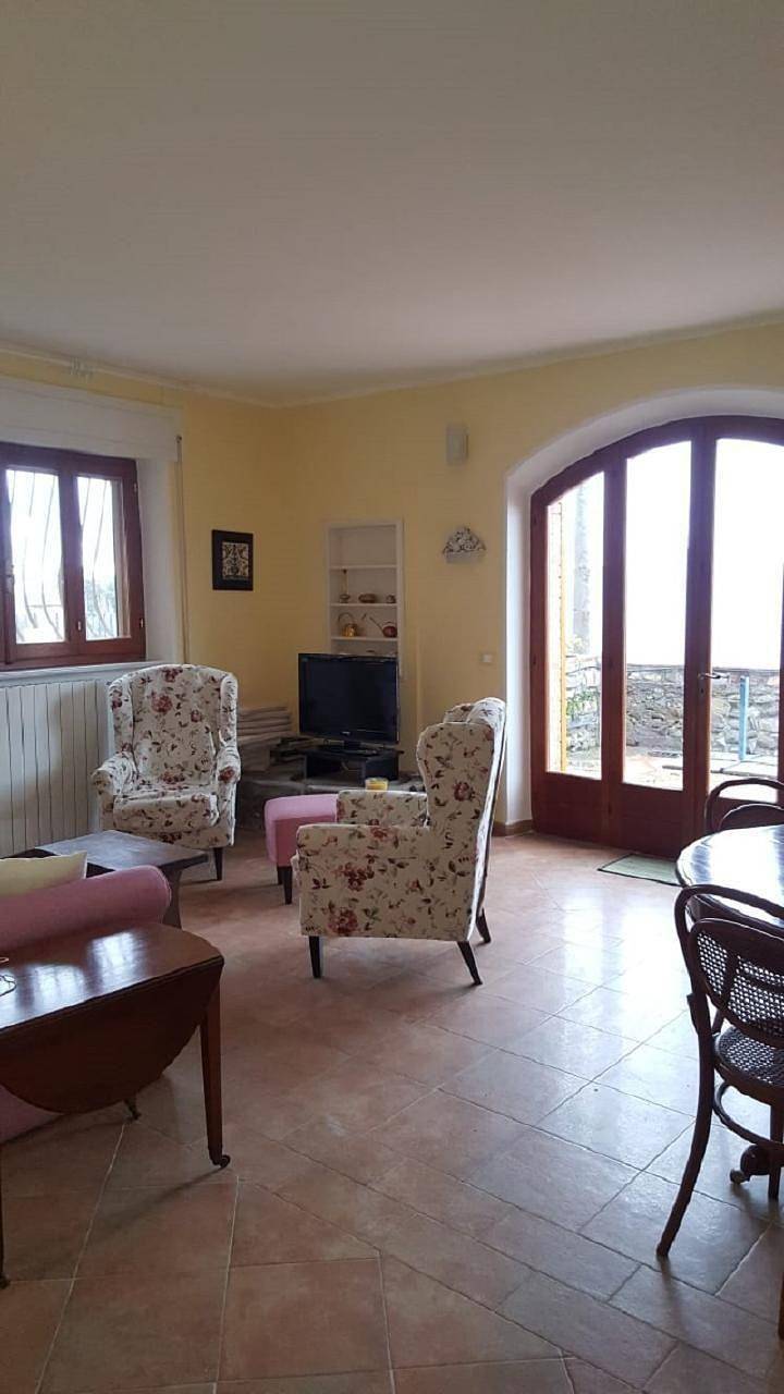 Geheel vakantieappartement, Holiday Apartment in Castelnuovo Magra with Fantastic Terrace in Castelnuovo Magra, Italiaanse Rivièra