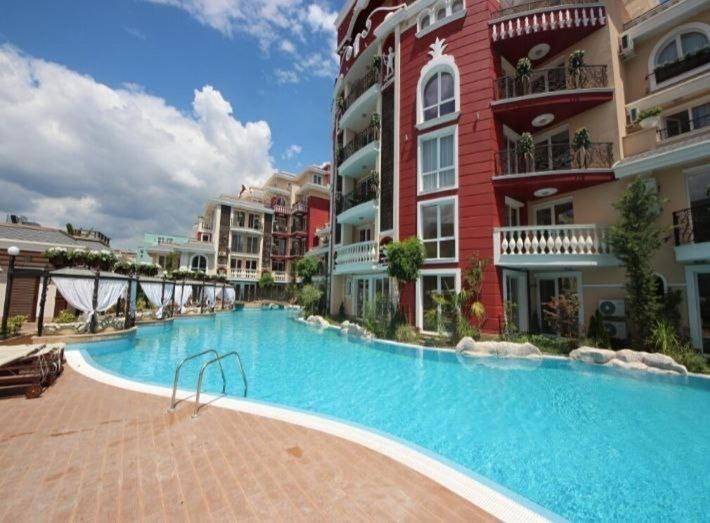 Ferielejlighed for 2 personer, med have og udsigt såvel som børnepool og pool, husdyr tilladt i Sunny Beach