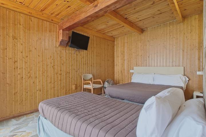 Habitación 'Casa Jardín Habitación Doble L' con piscina compartida, terraza y jardín compartido in Monforte de Lemos, Reserva da Biosfera Ribeira Sacra e Serras do Oribio e Courel