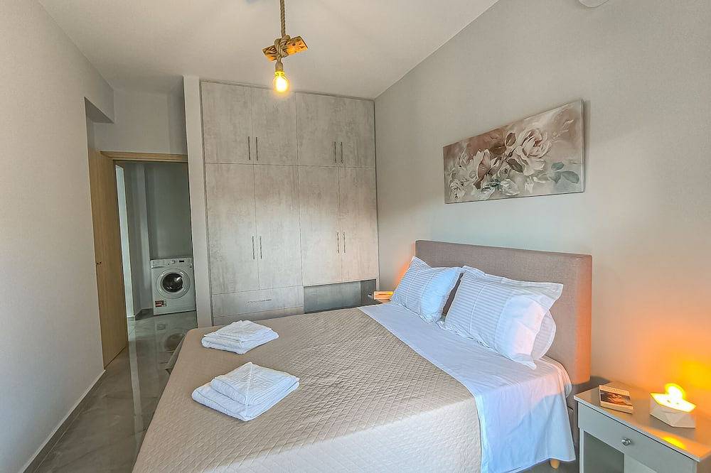 Newly Built House Steps from the Beach: Everything Within Walking Distance! in Agia Marina, Chaniaregionen