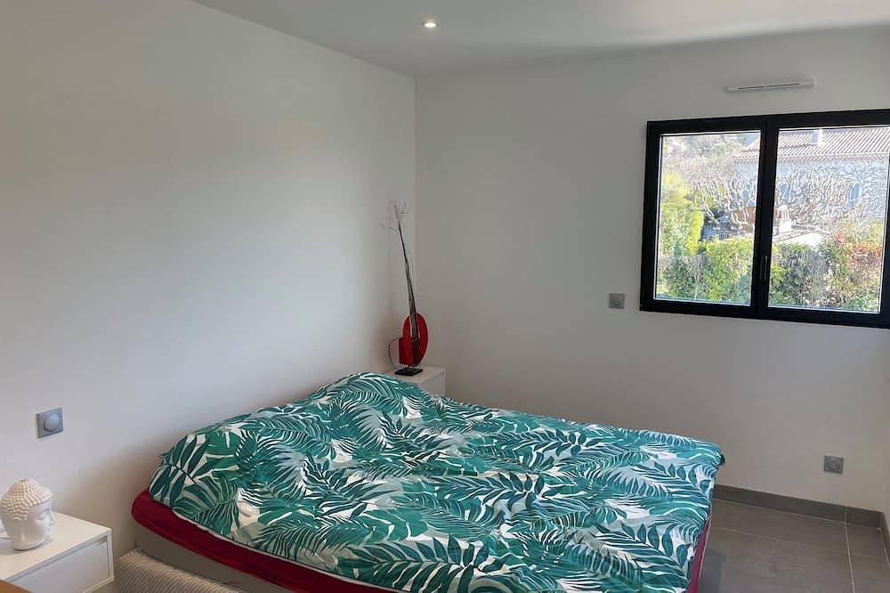 Recent family home near Aix en Provence and Marseille in Éguilles, Aix-en-Provence region