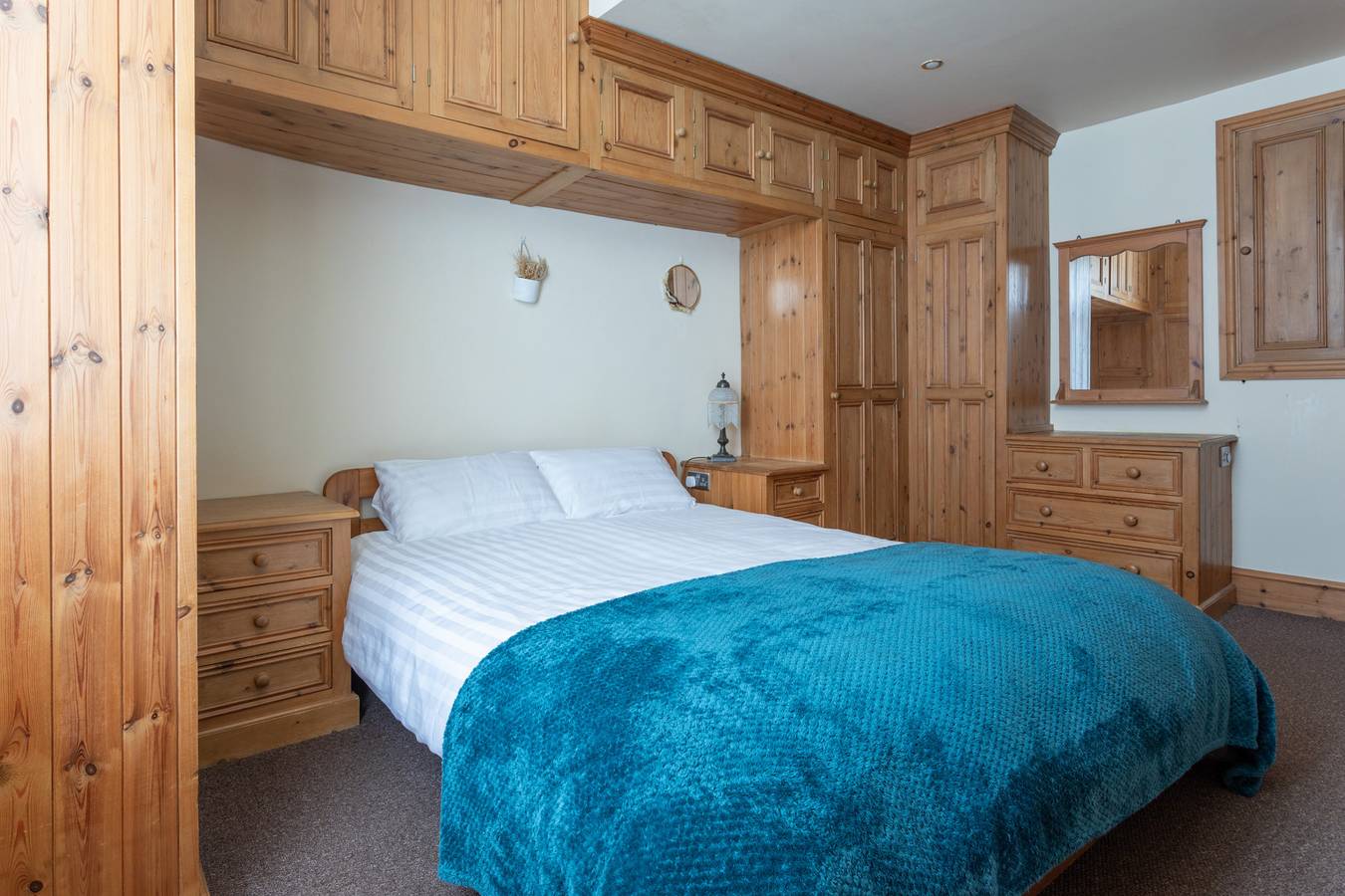Haworth Village House - Sleeps 6, Parking & Pets! in Haworth, West Yorkshire