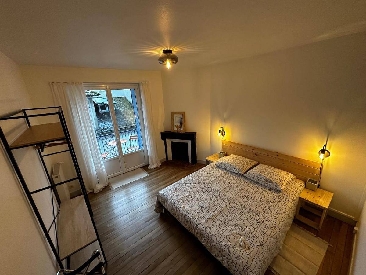Appartement entier, Two-Bedroom Apartment in Vic-sur-Cère, Région d'Aurillac