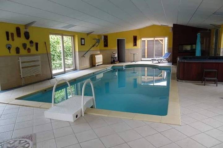 Gîte pour 6 personnes, avec sauna ainsi que jacuzzi et jardin à Oussières