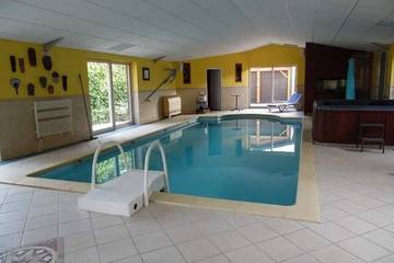 Gîte pour 6 personnes, avec jardin ainsi que sauna et jacuzzi à Oussières