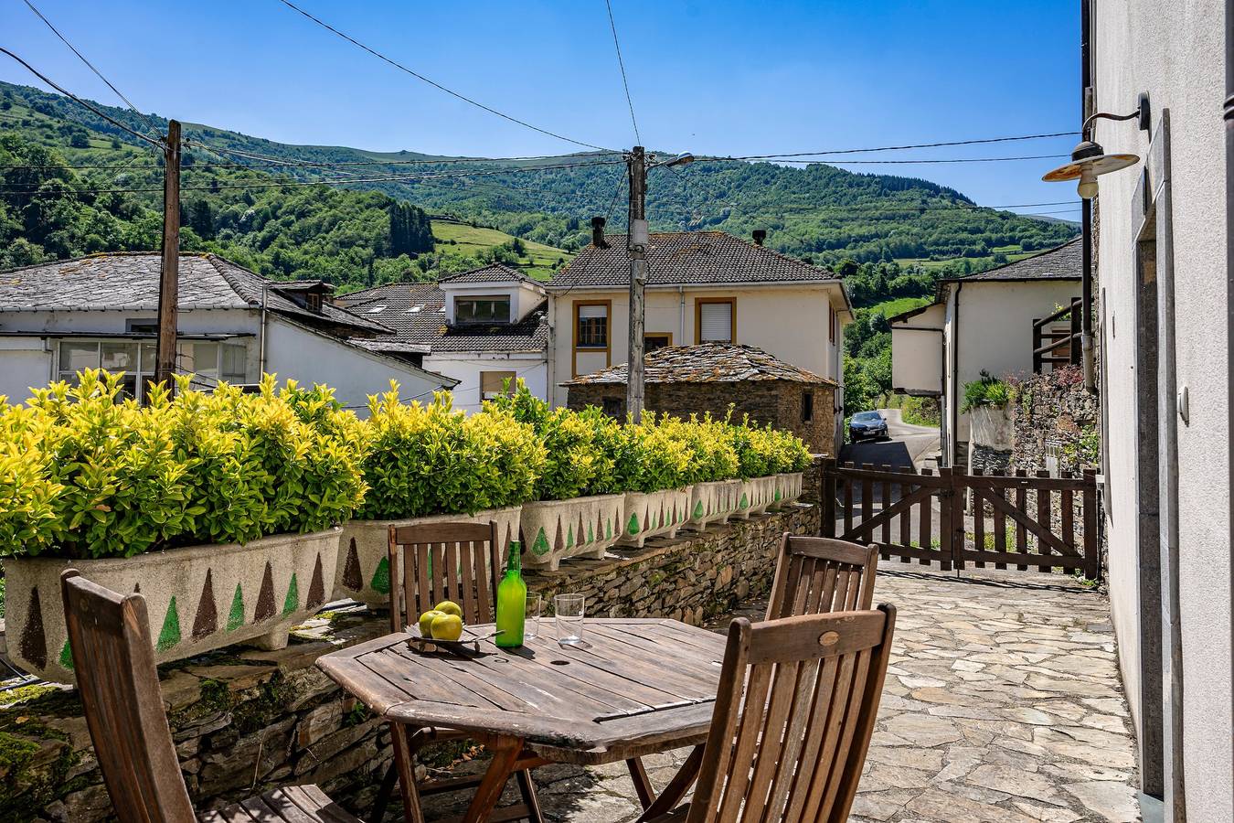 Apartamento entero, Apartamento 'Apartamento Narcea 4' con vistas a la montaña, terraza privada y Wi-Fi in Cangas del Narcea, Cordillera Cantábrica