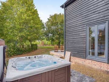 Vacation Rental for 12 Guests in Bulmer, Essex, Picture 1