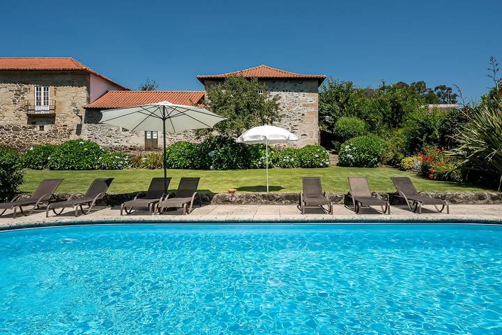 Historic Farmhouse with Shared Pool in Alvite e Passos, Distrito de Braga