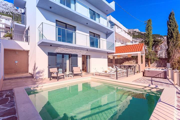 Villa Perla Blu mit 4 Schlafzimmern, beheiztem Pool, Whirlpool, 50 m vom Strand entfernt in Pisak, Omis-Riviera