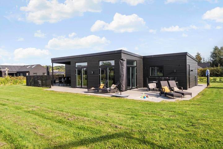 Ferieudlejning for 8 personer, med Jacuzzi og Terrasse såvel som Have og Sauna i Saksild Strand