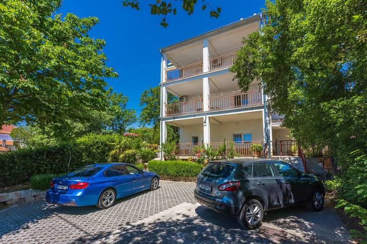 Ganze Wohnung, Renoviertes Apartment nur 600 Meter zum Strand mit privater Terrasse, Grill, Waschmaschine in Novi Vinodolski, Primorje-Gorski Kotar