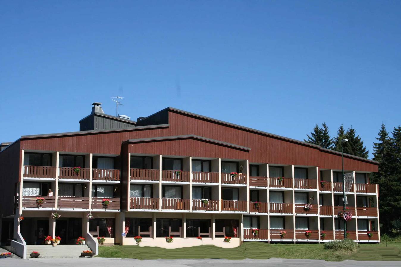 Entire studio, Modern Studio in Taninges with Mountain View - 35 m² in Le Praz de Lys, Taninges