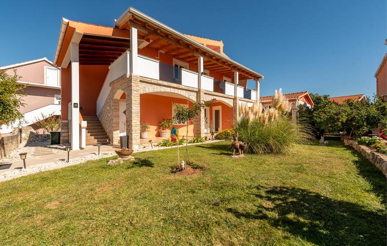 Ganze Ferienwohnung, Gemütliche Wohnung mit WLAN und Terrasse, 1 km von der Küste entfernt in Novigradsko More, Zadar