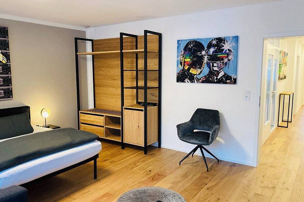 Ganze Wohnung, Modernes Studio-Apartment (110 qm) mit Balkon und vier Schlafzimmern in Grettstadt, Fränkisches Weinland