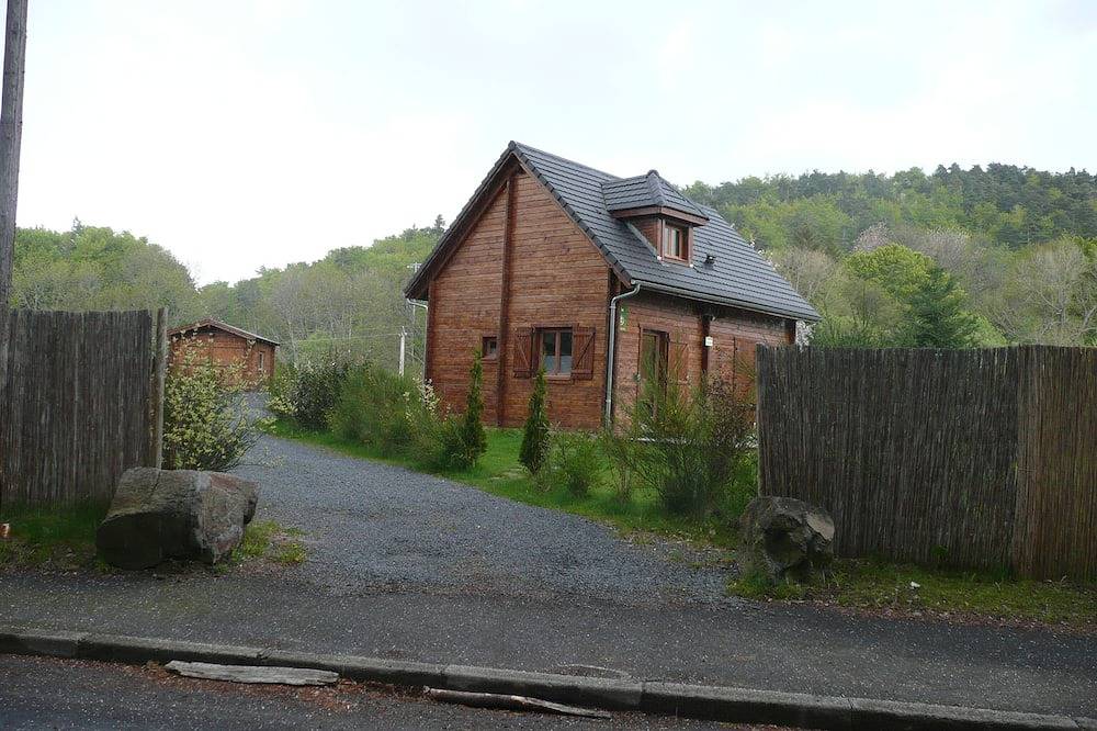 Chalet « Edelweiss », 70 M2, Tout confort , Terrain privatif, place de parking in Murol, Parc naturel régional des Volcans d'Auvergne