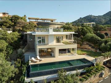 Villa pour 10 personnes, avec piscine ainsi que jardin et jacuzzi à Porto Cervo