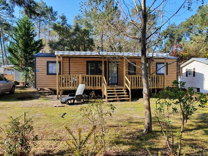 Camping pour 6 personnes, avec piscine et bassin pour enfant ainsi que jardin et vue