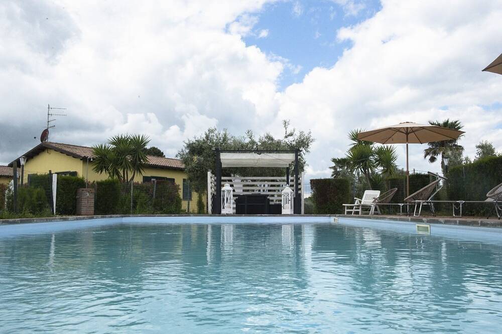 Farmhouse \"Life is beautiful,\" surrounded by greenery and one km from the center of Marta. in Marta, Province de Viterbo