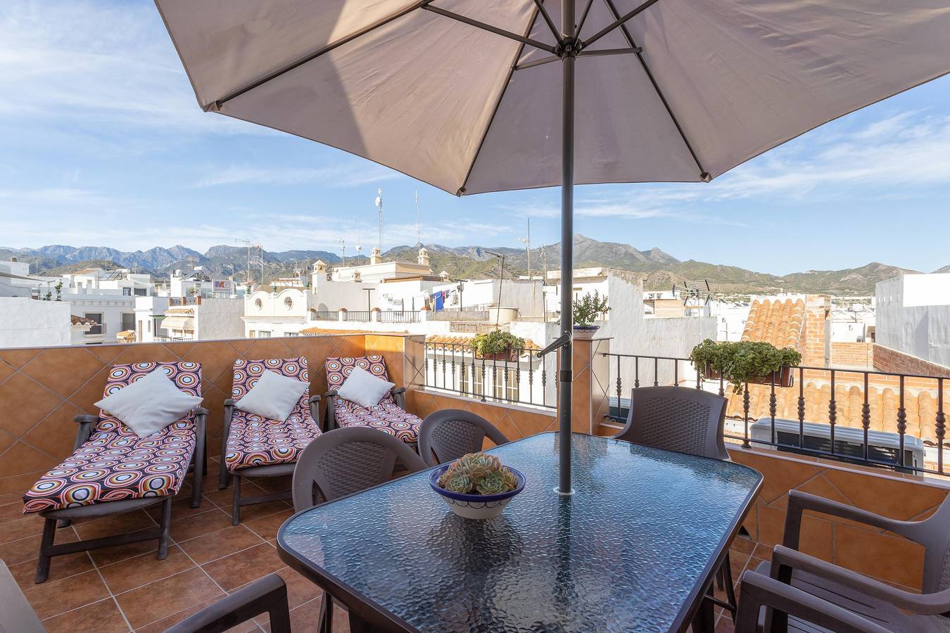 Apartamento inteiro, "Apartment Lola" amigo dos animais com vista para a montanha, terraço e Wi-Fi in Nerja Centre, Nerja