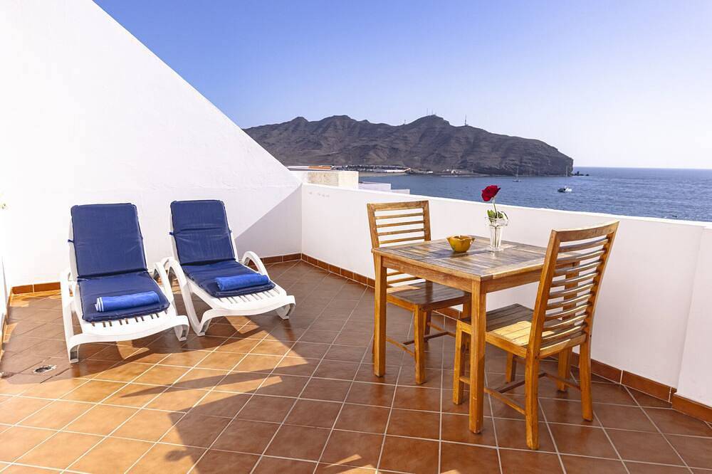 Apartamento entero, Apartamento con terraza, vistas al mar, junto a la playa, Wifi gratis y Tv Sa in Playa de Gran Tarajal, Gran Tarajal