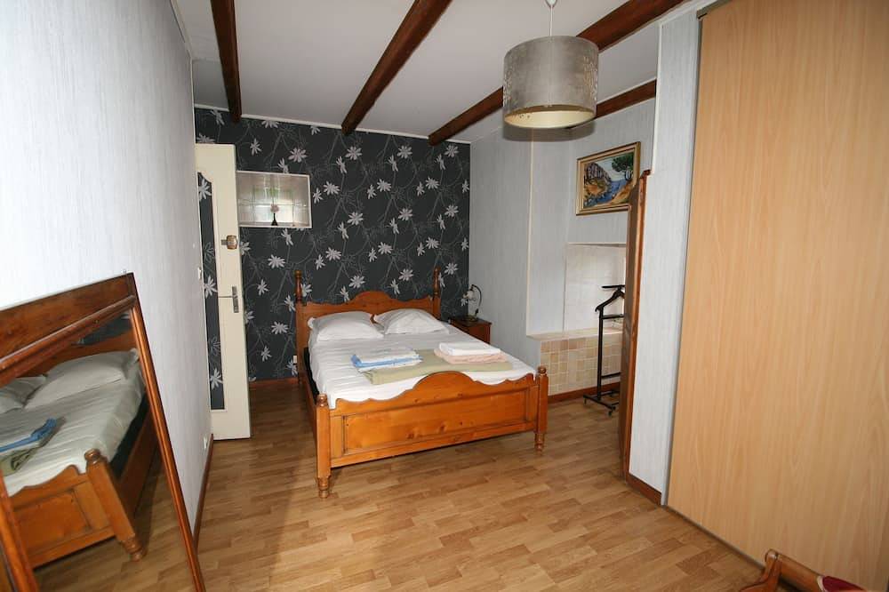Large 3-star building with swimming pool sleeps 11 in Gravières, Parc naturel régional des Monts d'Ardèche