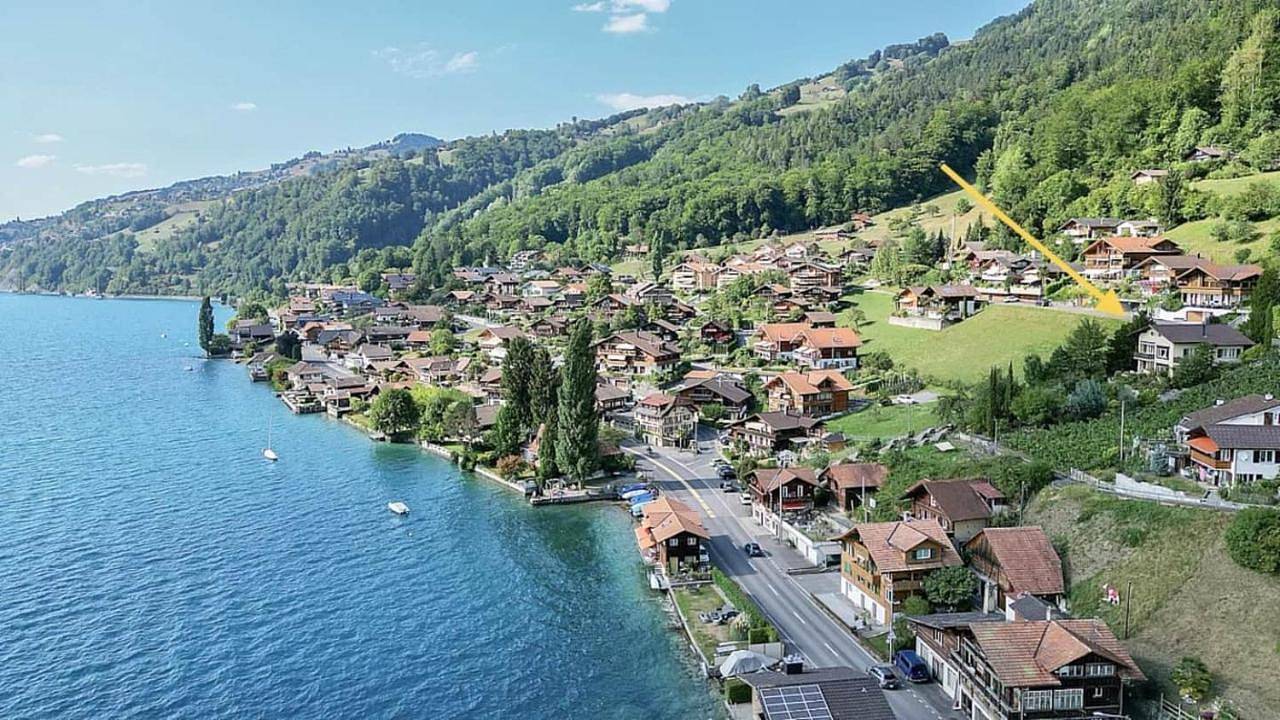 House with panoramic views of thе lake and mountains in Merligen, Sigriswil