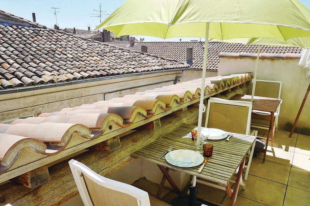 Lovely home in Beaucaire with Wifi in Beaucaire, Nimes region