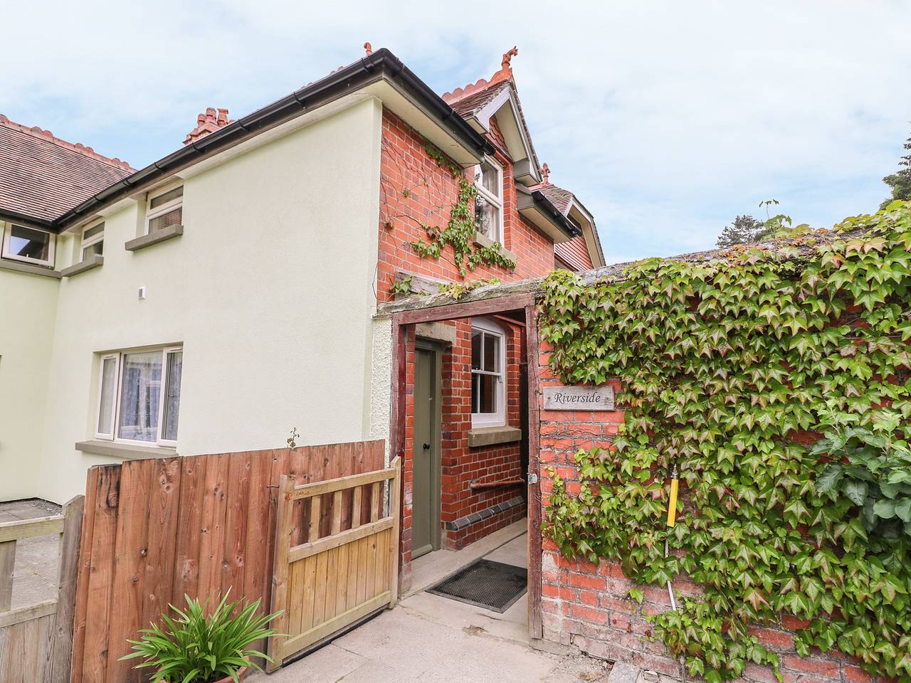 Riverside Cottage in Powys