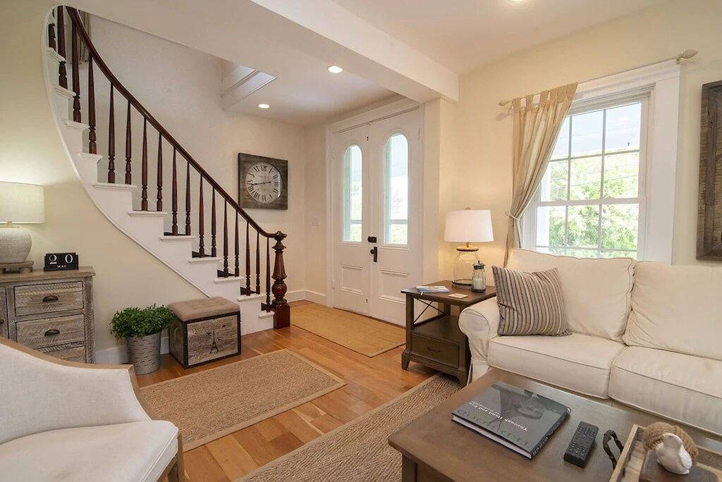 The Farmhouse Downtown Mystic~Walk to Seaport, Shops and Restaurants in Mystic, Connecticut