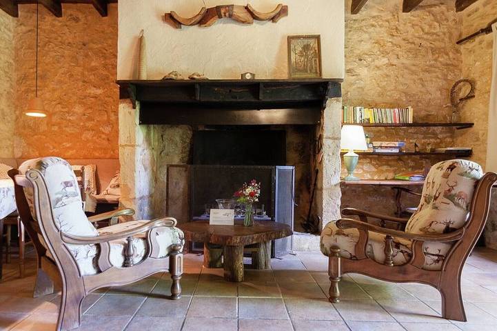 Gîte pour 2 personnes, avec jardin et piscine, animaux acceptés
