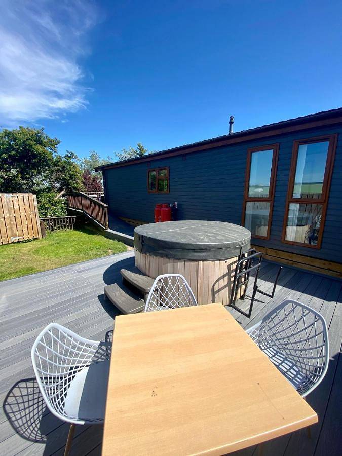 Holiday letting for 6 people, with pool and terrace as well as garden and hot tub in Aberystwyth