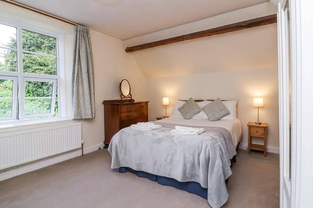 The Old Vicarage, pet friendly, character holiday cottage in Tiverton in Tiverton, Devon