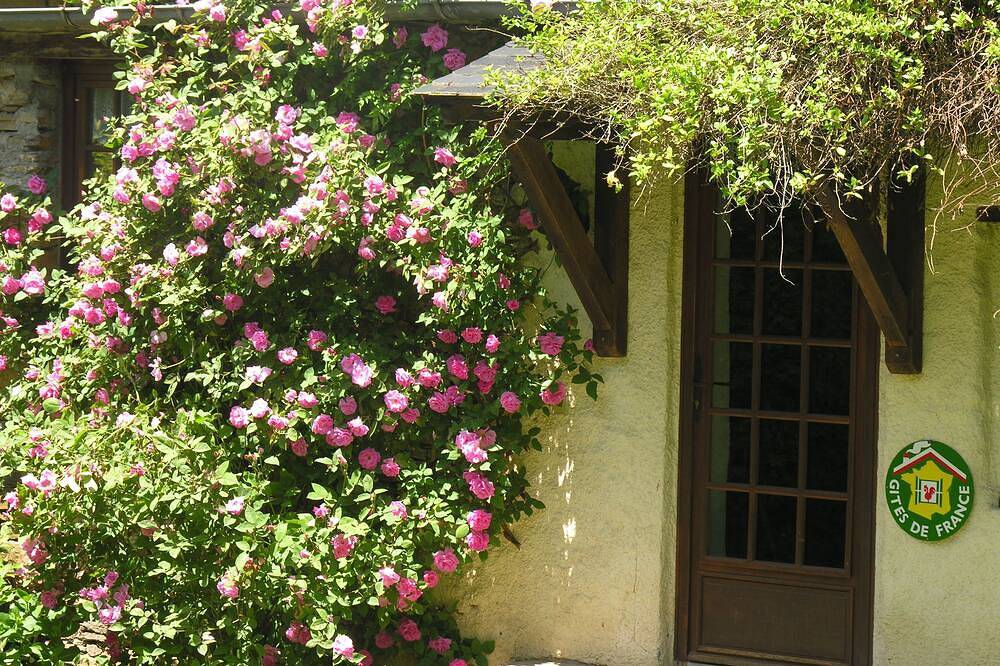 Friedenshafen gegenüber dem Mont Valier 2838 m in Oust, Parc naturel régional des Pyrénées ariégeoises