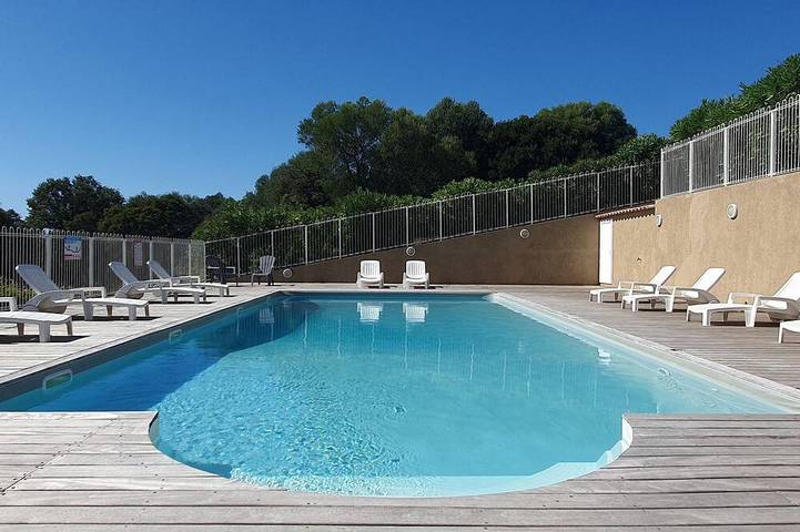 Maison de vacances pour 8 personnes, avec jardin ainsi que balcon et piscine, animaux acceptés à Figari