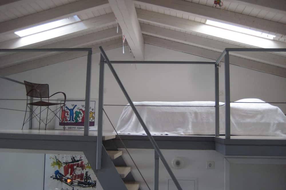 Ganze Wohnung, Moderne, comfortable Loft-Wohnung, direkt am See und Monte Caslano gelegen. in Caslano, Luganersee (Italien)