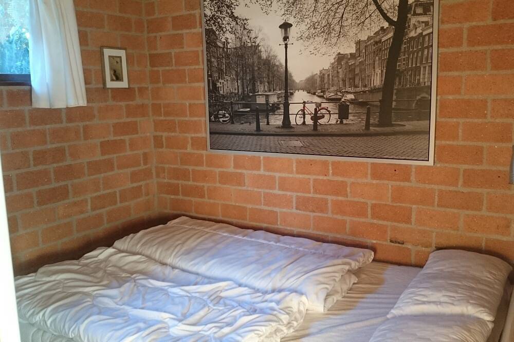 Bungalow + roeiboot + internet - direct aan het water op een perfecte rustige locatie op het zuiden in Nederlandse Noordzeekust