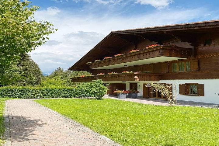 Ferienhaus für 8 Personen, mit Balkon und Terrasse sowie Whirlpool und Garten in Saanen