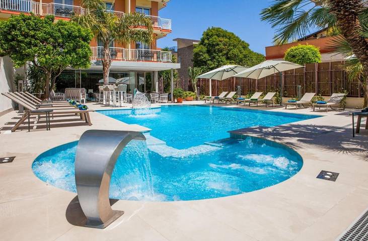 Hôtel pour 5 personnes, avec jacuzzi et piscine ainsi que sauna et balcon