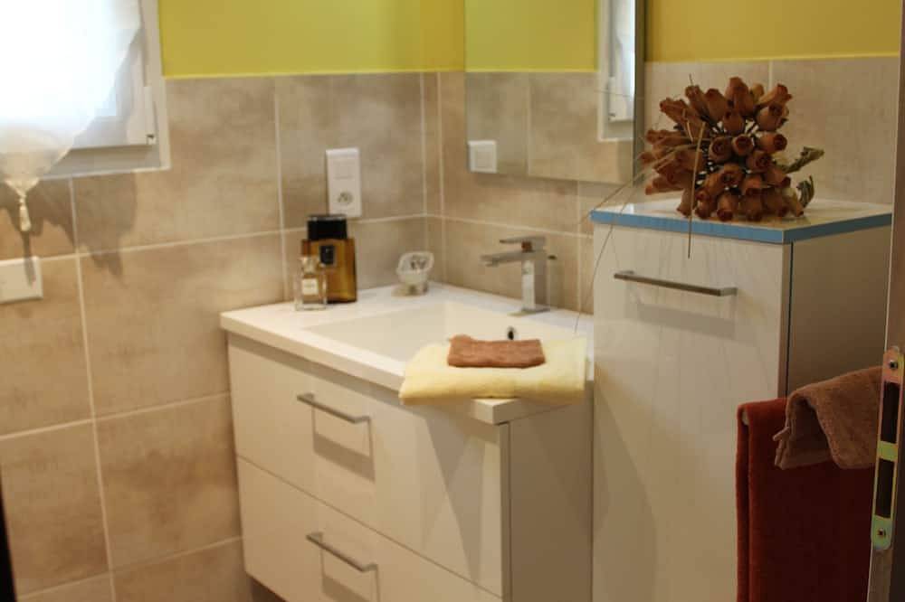 Away from the hustle and bustle, set down your suitcases in this Mas reserved for charming tourism! in Piolenc, Vaucluse